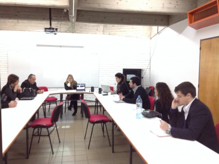 Los participantes que asistieron al taller escuchan las palabras del Dr. Roberto Pompa (Presidente de la ALJT) que se comunicó vía Skype.